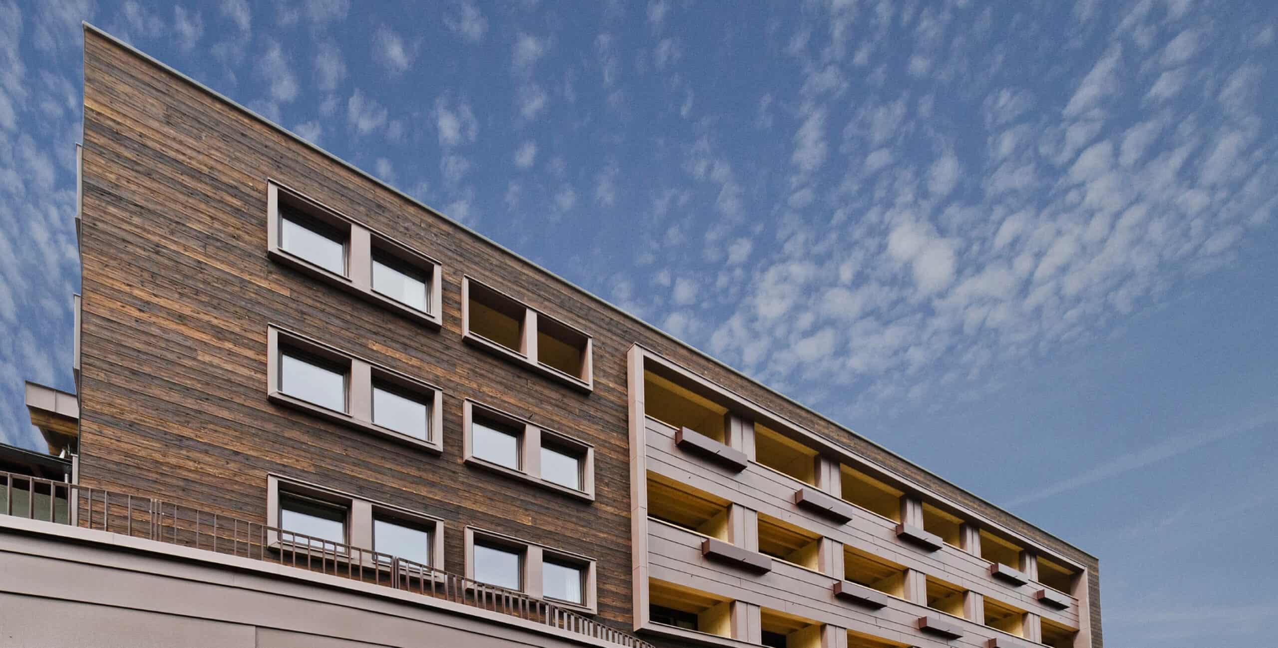 Fassade eines Hotel-Gewerbebaus in nachhaltiger Holzbauweise