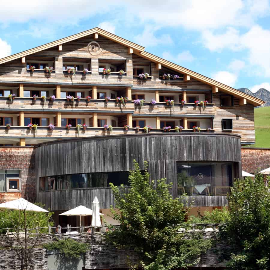 Mehrstöckiges Hotel im alpinen Stil in Holzbauweise