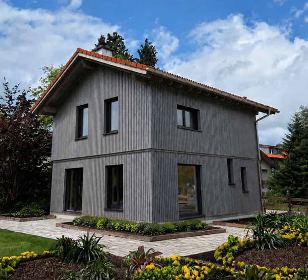 Außenansicht eines kostengünstigen Kompakthauses aus Holz